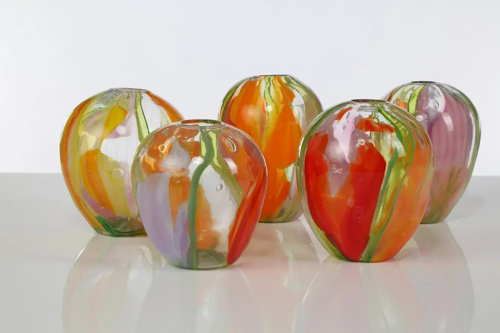 Swirling tulip petals bulbvase  red/white/green