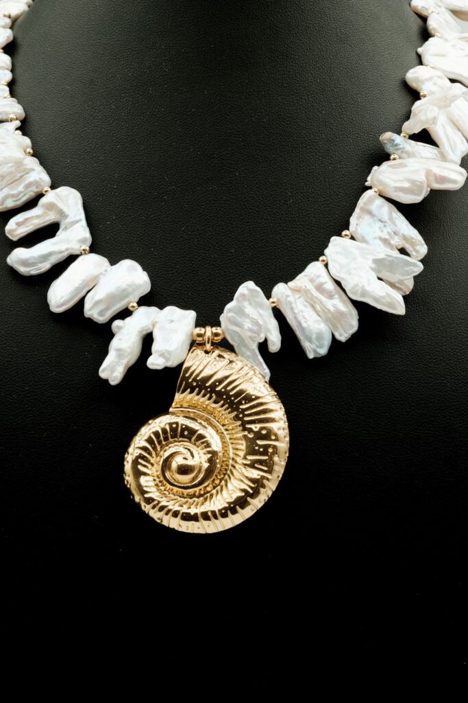 Freshwater Pearl and Shell Necklace (MK NL-30)